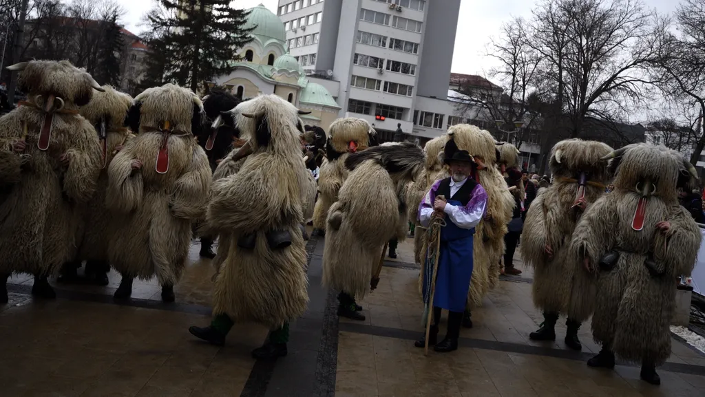 kukeri, Maszkos, farsangi jelmezes hagyományőrző, évköszöntő felvonulás, Bulgária, 2024., 