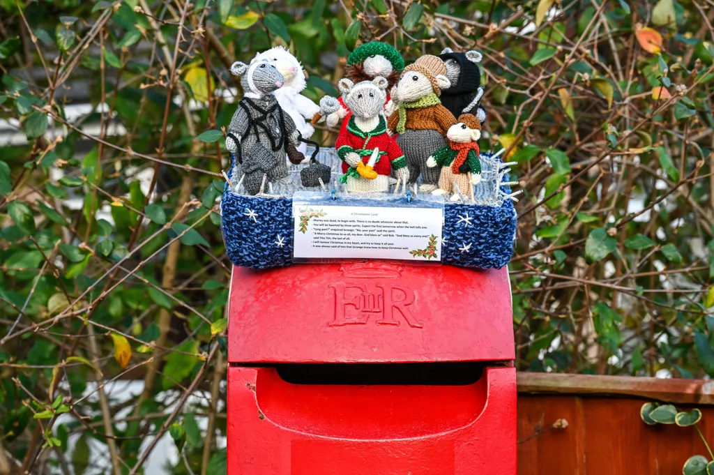 kézzel kötött ünnepi ruha postaládák Anglia  across the country ODDSHOT 'A Christmouse Carol' crocheted post box topper in Hastings Road, Malvern, Worcestershire. Photo released December 18 2023. See SWNS story SW 