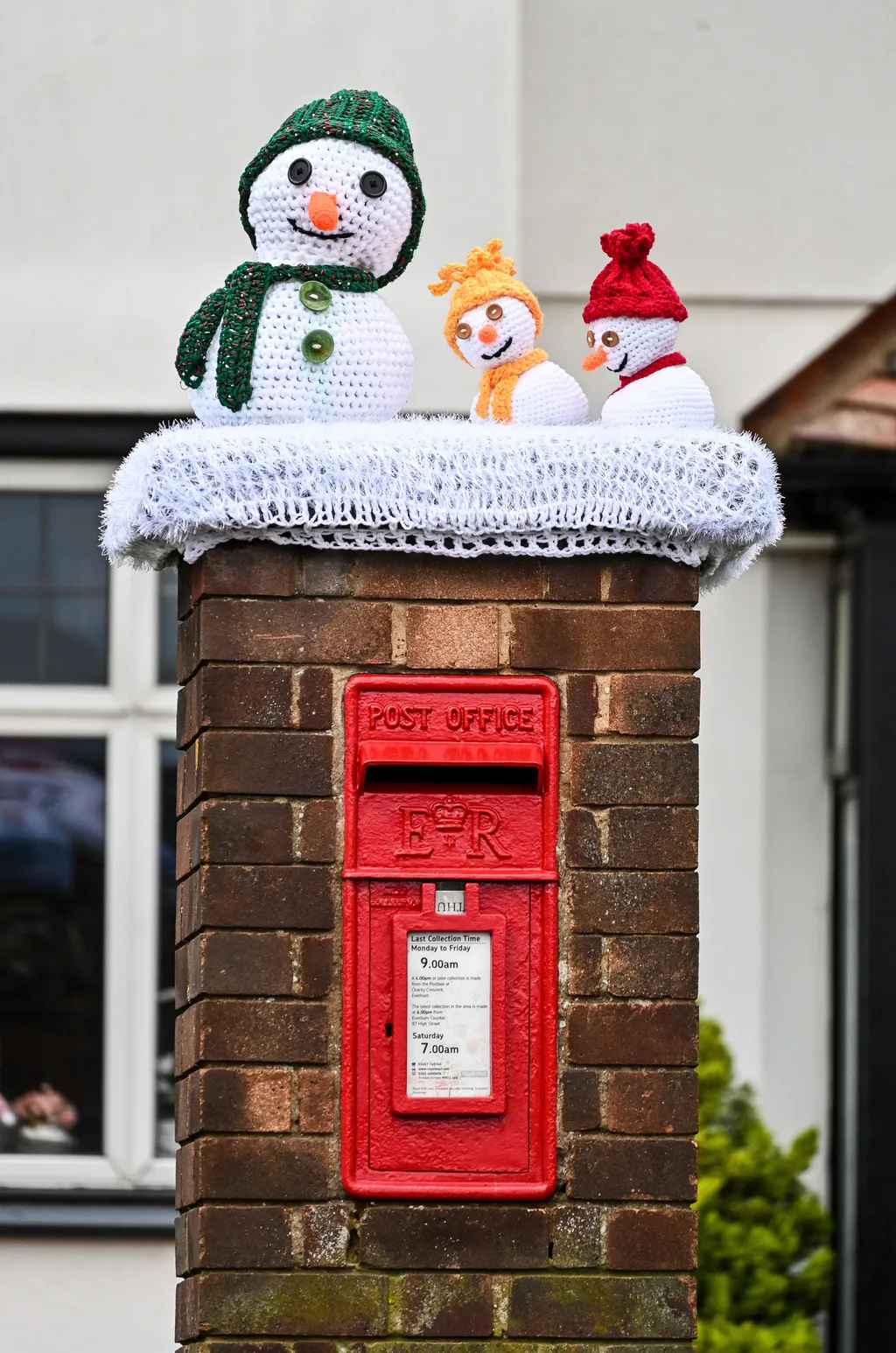 kézzel kötött ünnepi ruha postaládák Anglia  Box Topper on Cheltenham Road in Evesham. Photo released December 18 2023. See SWNS story SWNApostpox. Heartwarming festive snaps show a 