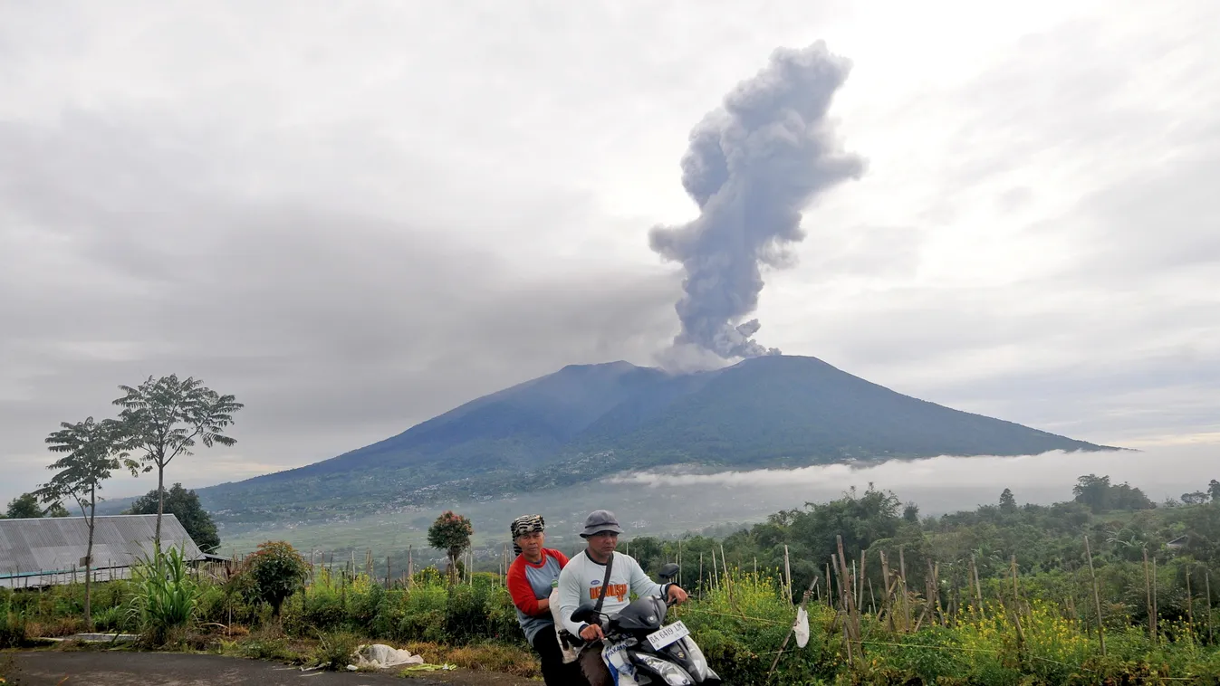 Agam, 2023. december 4.
Hamufelhőt lövell ki a Marapi tűzhányó az indonéziai Nyugat-Szumátra tartományban elterülő Agam körzetben 2023. december 4-én. A vulkán december 3-i kitörése miatt legalább 11 ember életét vesztette.
MTI/AP/Ardhy Fernando 