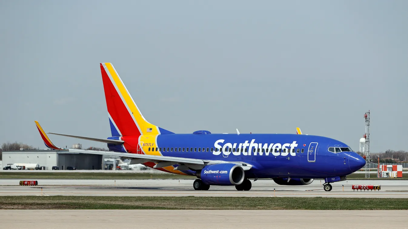 Southwest Airlines, Mamacita Meeks a Twitteren panaszkodott, hogy a Southwest Airlines járatán "dresskódolták" az öltözékét, sportmelltartó 
