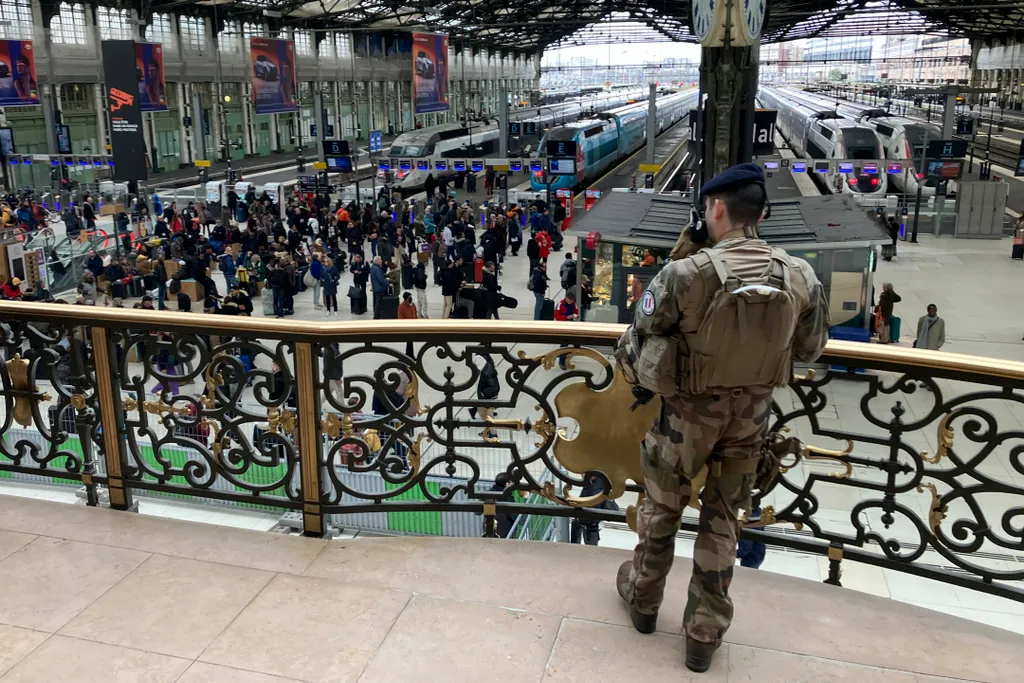 Gare de Lyon , vasútállomás, paris, terrortámadás, késelés, kés, támadás, Párizs, Franciaország, 2024.02.03.,   egyik áldozat súlyos sérüléseket szenvedett, és kórházi intenzív ápolásra szolrul. A 32 éves mali születé 