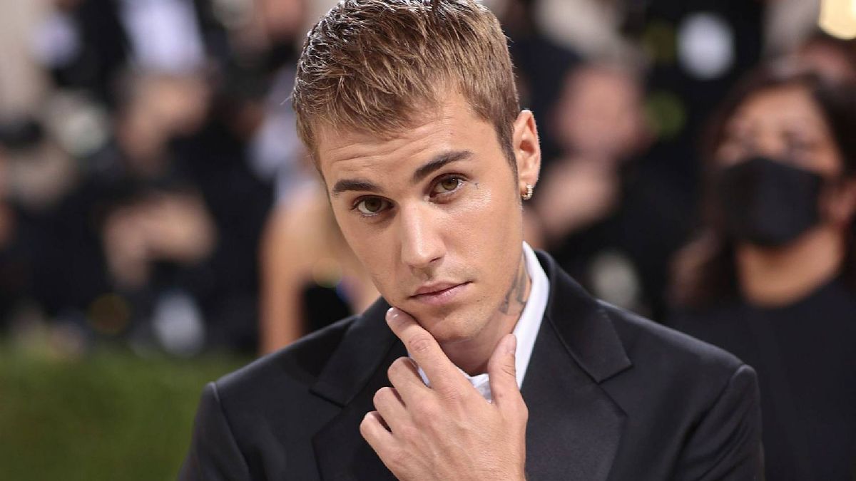 A világ egyik legnagyobb eseményén magyar tervező ruhájában jelent meg Justin Bieber