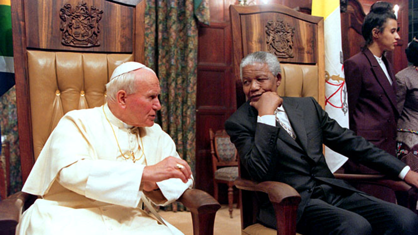 Szenté avatják II. János Pál pápát, II. János Pál és Nelson Mandela volt dél-afrikai elnök beszélget 1995-ben 