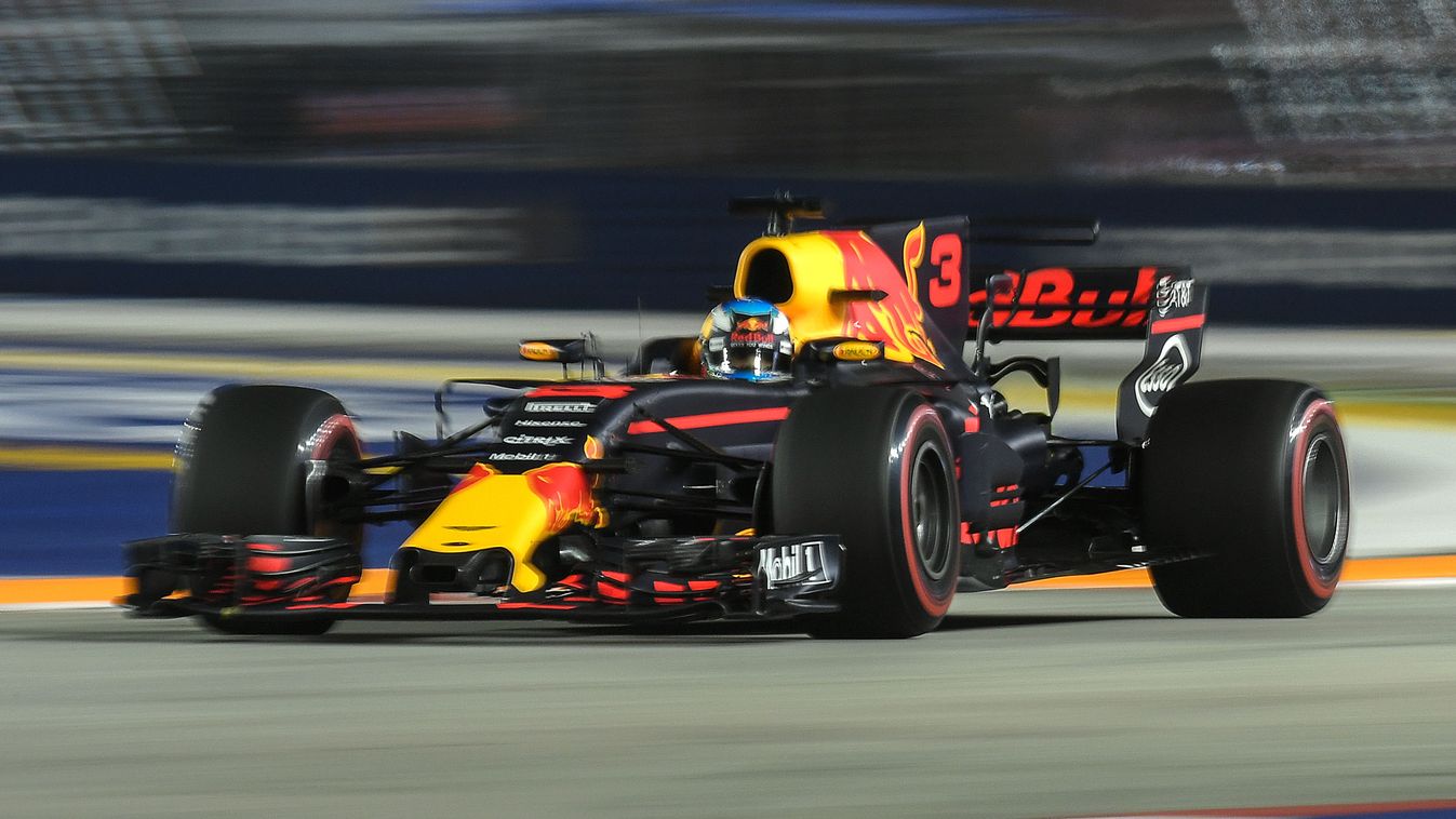 auto-prix Horizontal Red Bull's Australian driver Daniel Ricciardo drives during the second practice session of the Formula One Singapore Grand Prix in Singapore on September 15, 2017.  / AFP PHOTO / Mohd RASFAN 