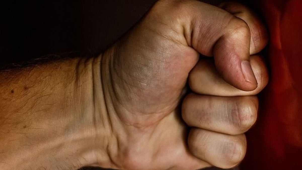 Egy tatabányai összejövetelen rúgta hasba feleségét egy férfi, majd életveszélyes sérülésekkel hagyta magára