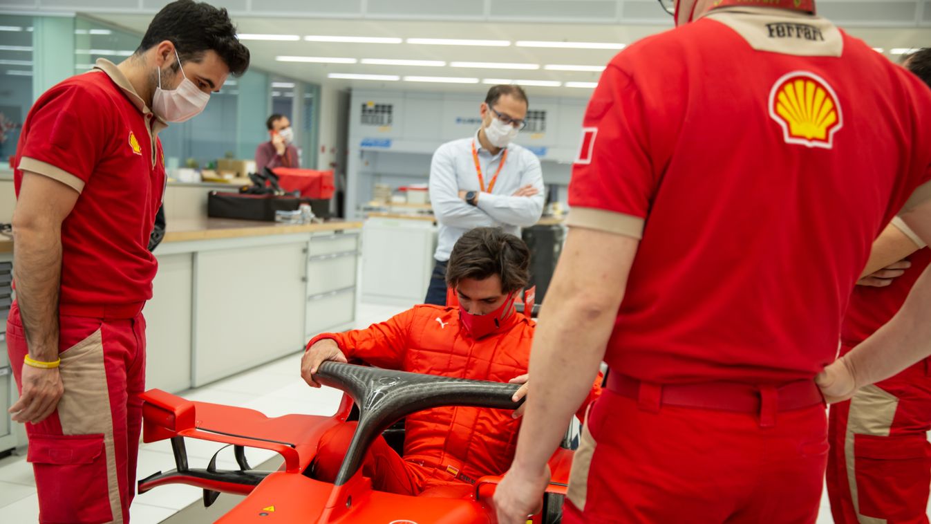 Forma-1, Carlos Sainz, Scuderia Ferrari, Maranello, látogatás, 2020 december, üléspróba 