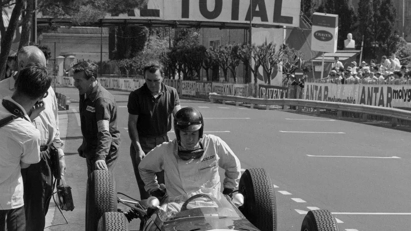 Grand Prix automobile de Monaco motor racing (Grand Prix of Monaco) CAR RACING RACING CAR RACING DRIVER Gurney Dan pit stop Monaco SPORT BLACK AND WHITE PICTURE SQUARE FORMAT 