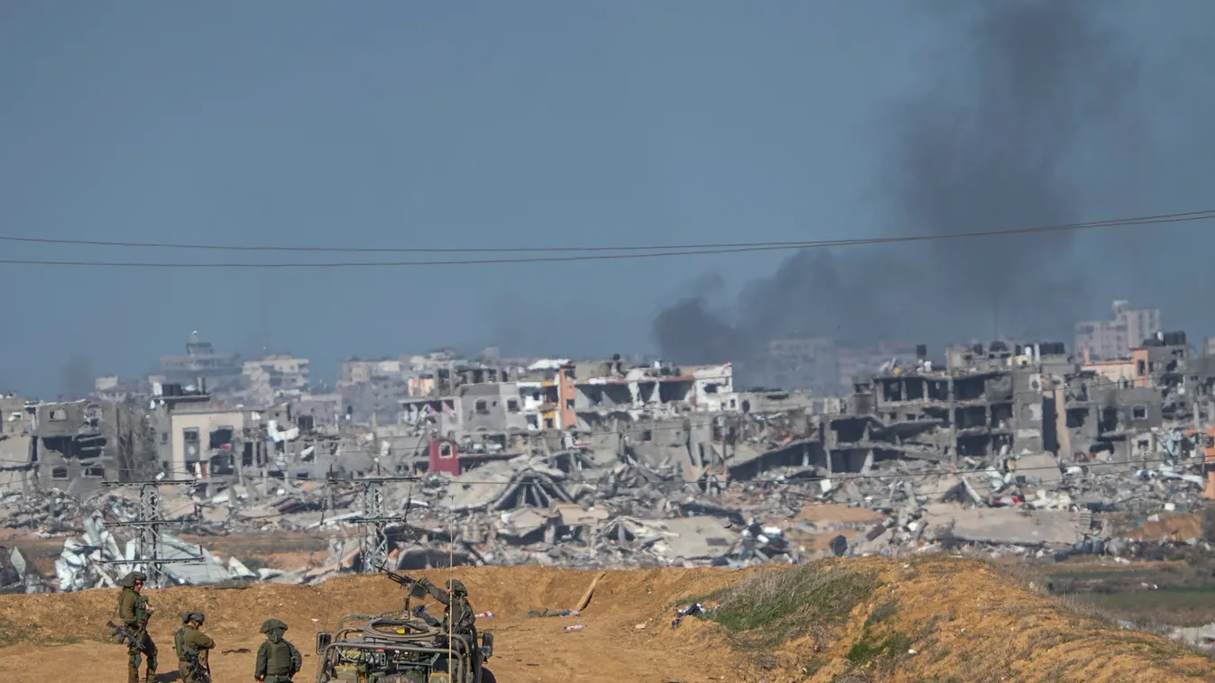 Dél-Izrael, 2023. december 24.
Izraeli katonák a Gázai övezet megsemmisült házainak romjai közelében Dél-Izraelben 2023. december 24-én. A Hamász palesztin iszlamista szervezet fegyveresei október 7-én támadást indítottak Izrael ellen, az izraeli haderő p