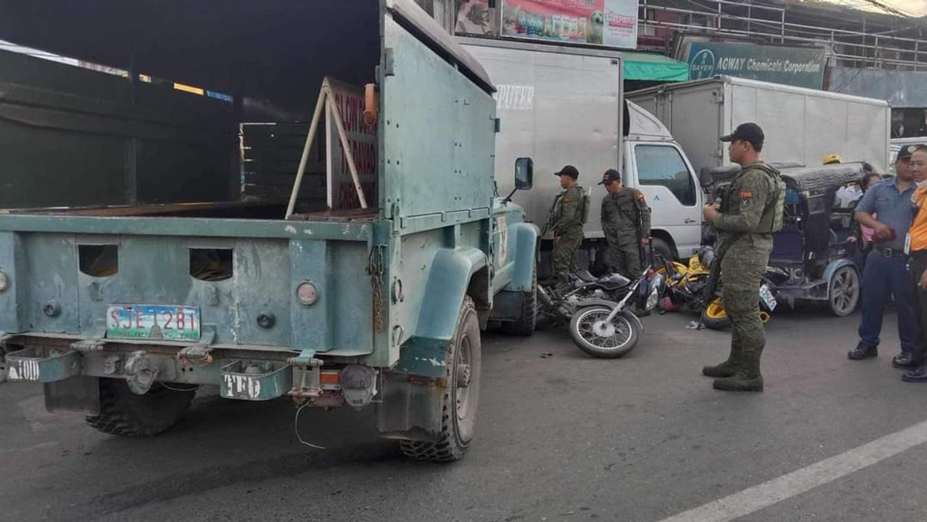 Fülöp-szigetek, katonai teherautó, vásárlók közé hajtott 