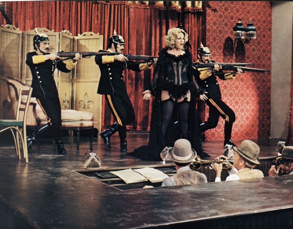 Blazing Saddles (1974) usa Cinema scčne estrade armes spectacle show représentation musicien musician (artist) fusil carabine riffle gun (arme weapon) Horizontal WEAPON CONCERT 