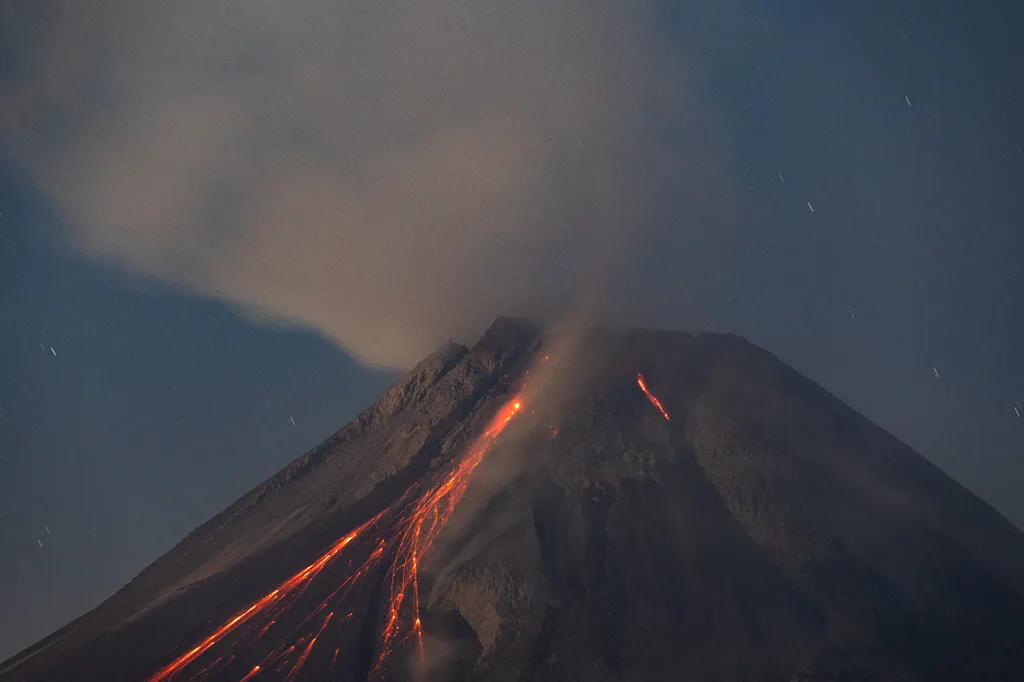 Marapi vulkán Indonézia Nyugat-Szumátra akrivitás láva December 25 2023 authorities level three alert November 5 2020 2 968 meters active volcanoes eruption two to five years Garry Lotulung 