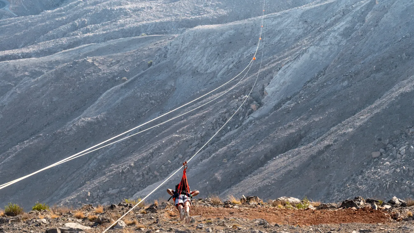 A világ leghosszabb drótkötélpályája extrém élményeket keresőknek, galéria, a világ leghosszabb átcsúszó kötélpályája, Egyesült Arab Emírségek, Jebel Jais, Ras Al Khaimah, 2024 