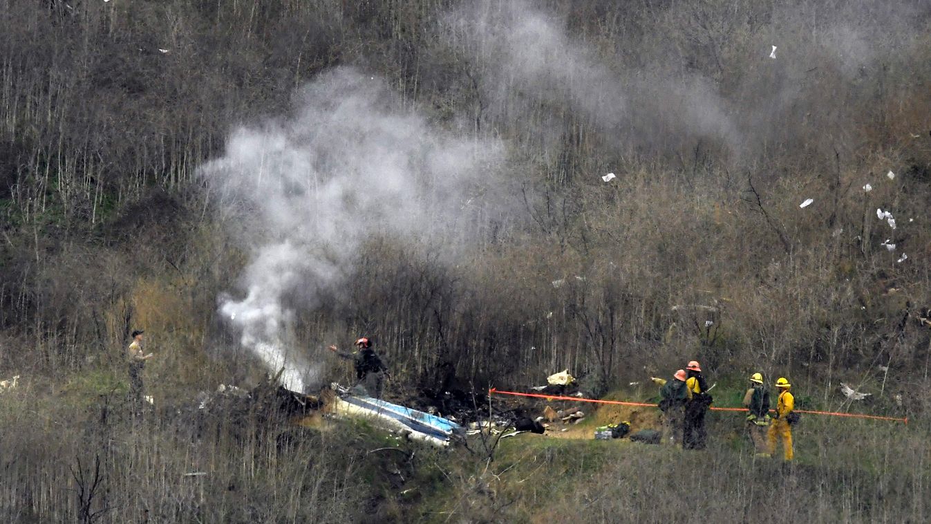 Color Firefighters work the scene of a helicopter crash that killed former NBA basketball player Kobe Bryant Sunday, Jan. 26, 2020, in Calabasas, Calif. (AP Photo/Mark J. Terrill) 