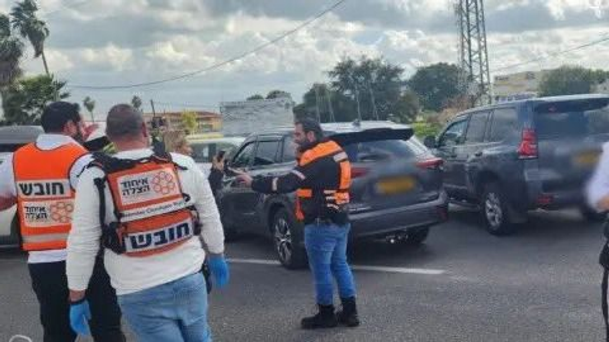 Buszmegállóban várakozókat lőtt egy terrorista Izraelben, egy ember meghalt