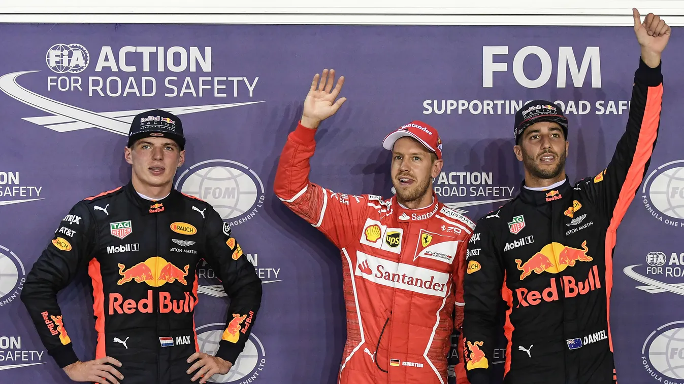 auto-prix Horizontal Ferrari's German driver Sebastian Vettel (C) waves after securing pole position beside Red Bull's Dutch driver Max Verstappen (L) and Red Bull's Australian driver Daniel Ricciardo after the qualifying session of the Formula One Singap