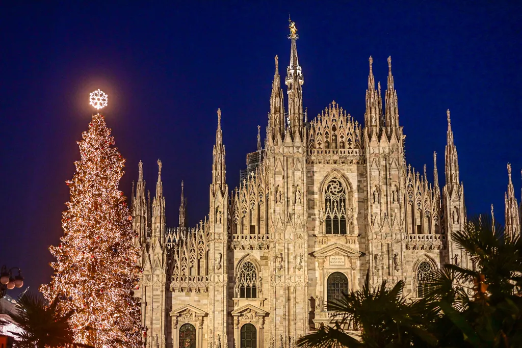 Csodálatos fényekben pompázik a karácsonyfa a milánói Dóm téren, galéria, 2023 