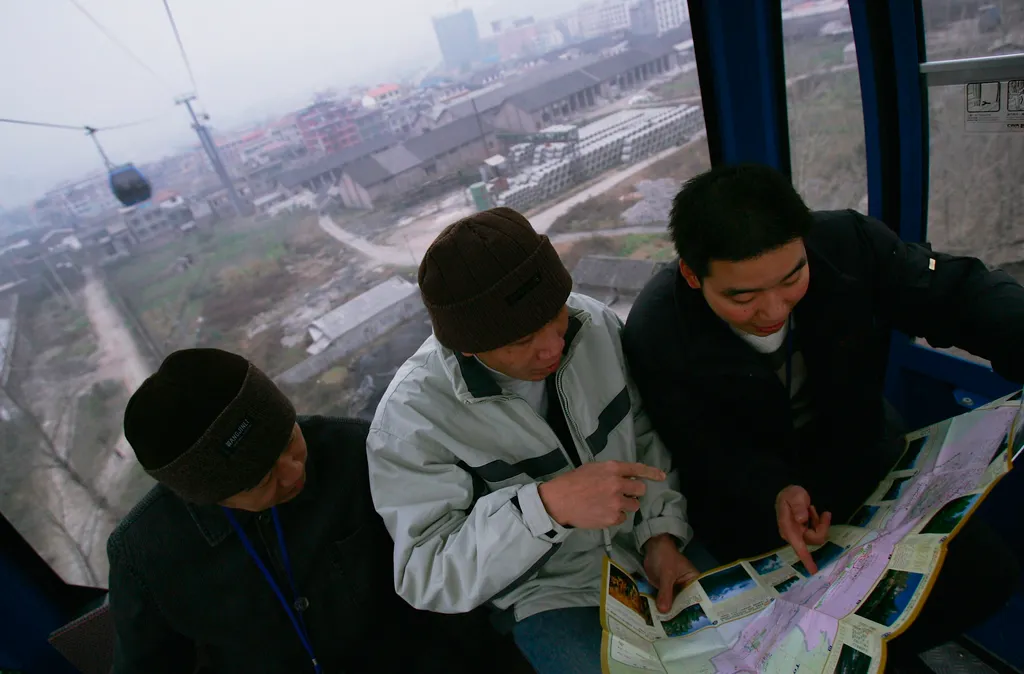 Kína, Tienmen Shan felvonó, 2024.,  - DECEMBER 11:  Tourists take a cable car ride up to the peak of Tianmen Mountain on December 11, 2005 at Zhangjiajie National Park in China's Central Hunan province. Since 2001, th 