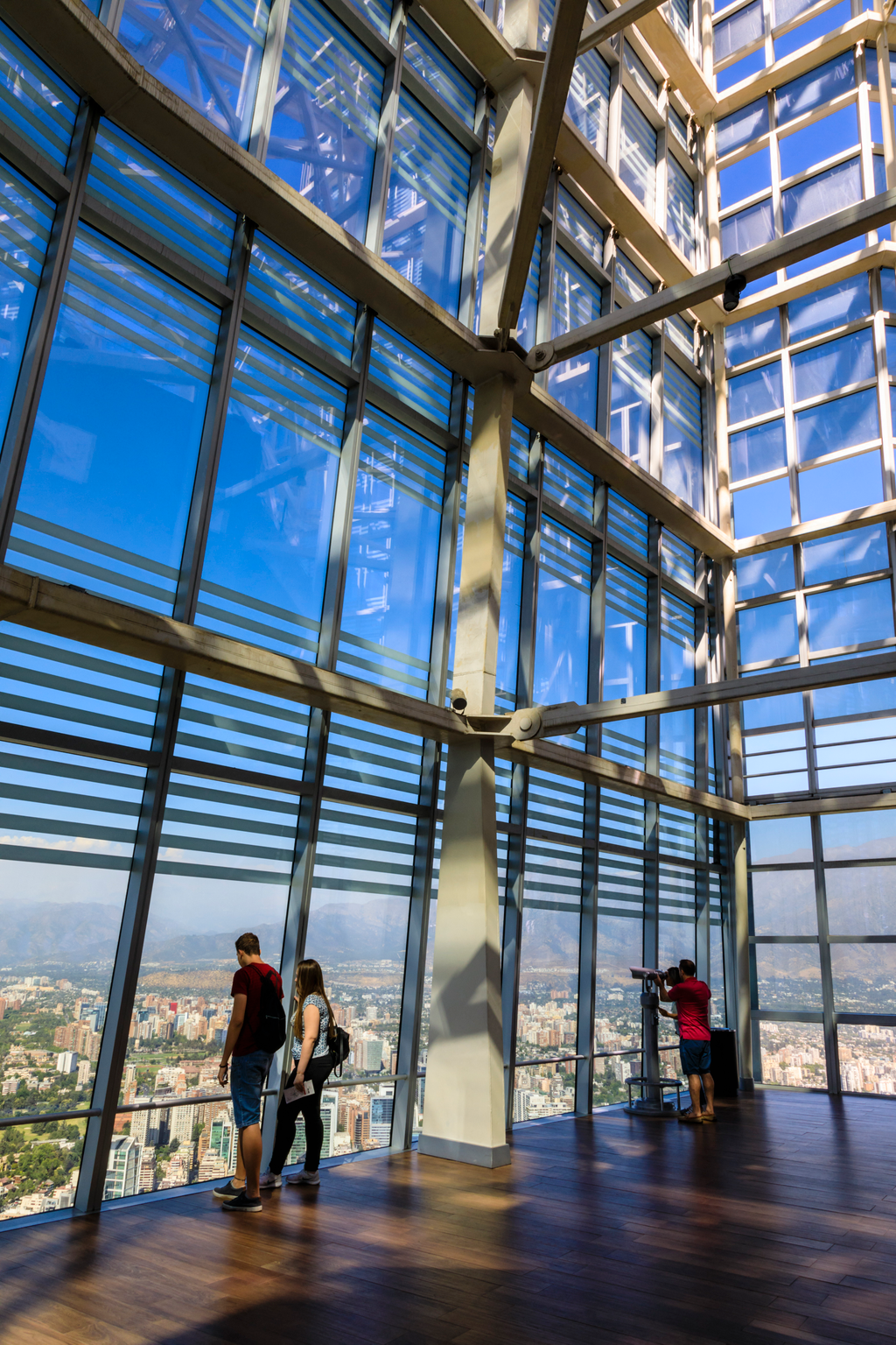 Couples, open viewing deck, Gran Torre Santiago, South America‚Äôs tallest building, Dél-Amerika legmagasabb épület Gran Torre Santiago felhőkarcoló Chile 