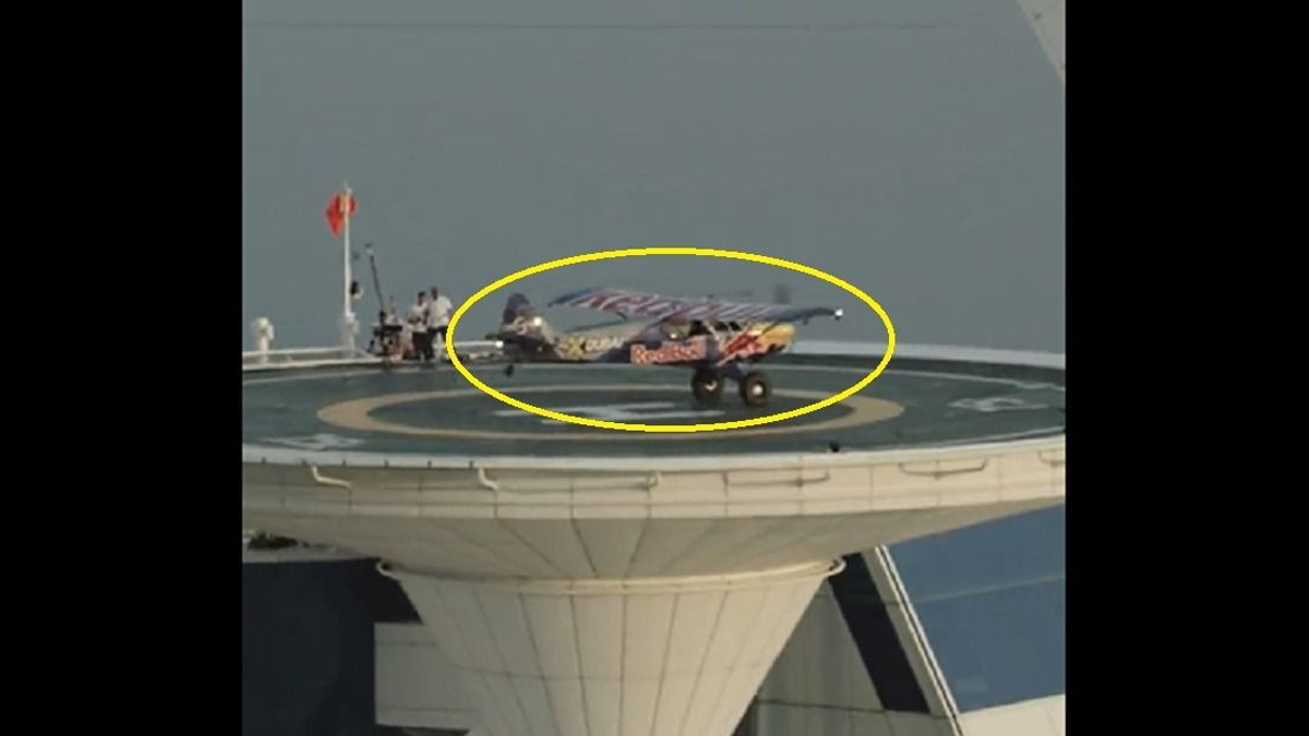 Elképesztő: egy luxusszálloda helikopter-leszállóhelyén landolt egy repülőgép - videó