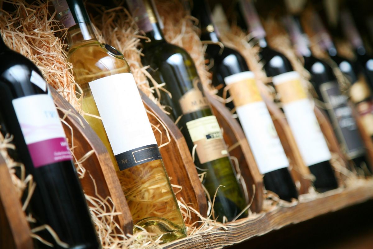 Closeup,Shot,Of,Wine,Shelf.,Bottles,Lay,Over,Straw.,Wine