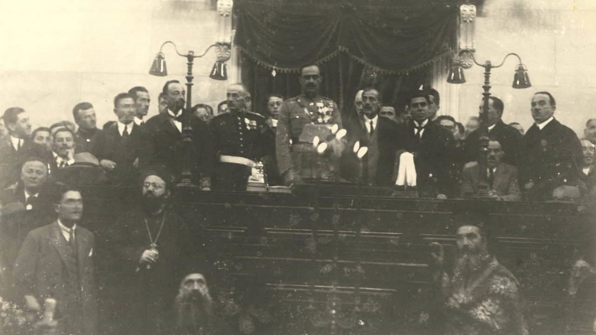 Népszavazás döntötte meg, majd élesztette újjá a monarchiát