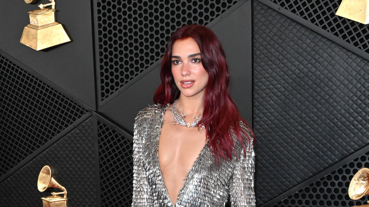 Víz alatti fotókon mutogatja tangás fenekét Dua Lipa