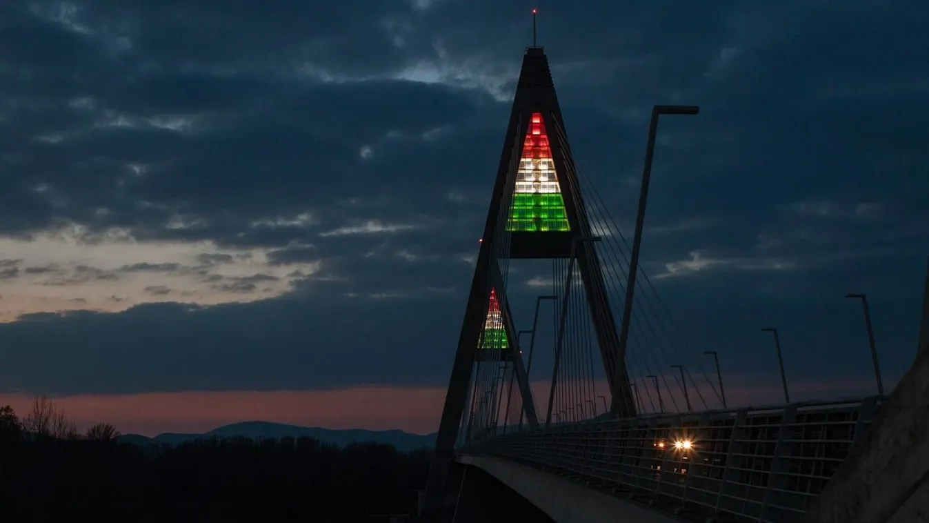 Március 15-e alkalmából a Magyari híd is nemzeti színekbe öltözik.