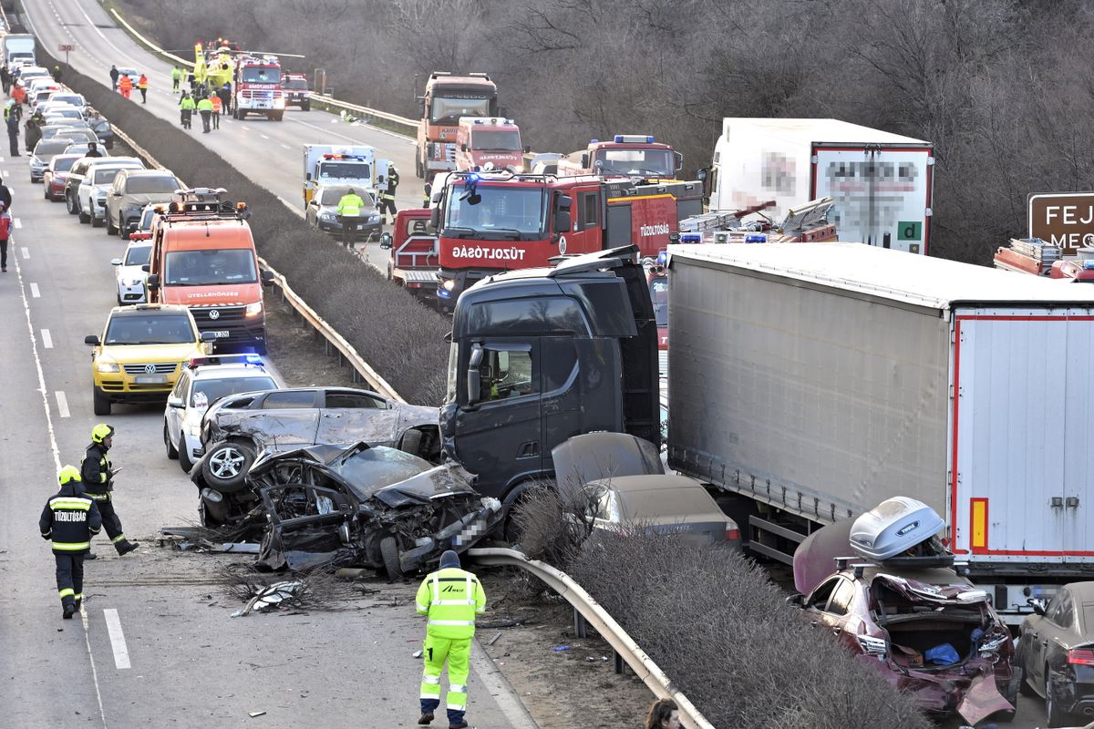 tömegbaleset, m1 autópálya, 2023. 03. 11., baleset, 5 kamion 37 autó, ütközés, 2024. 03. 12.