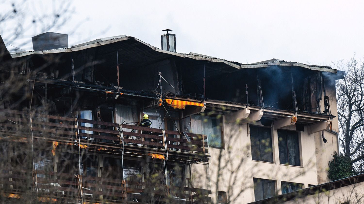 Mentőhelikopter érkezett a lángoló visegrádi hotelhez – videó