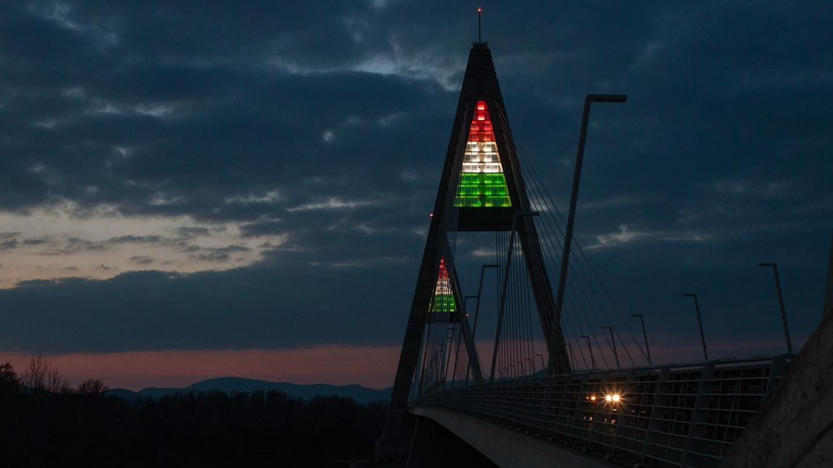 Március 15-e alkalmából a Megyeri híd is nemzeti színekbe öltözik