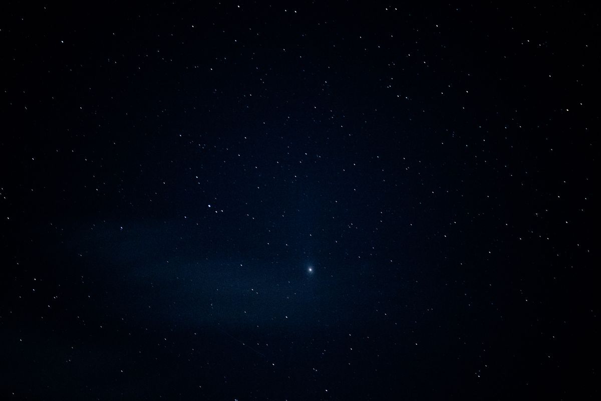 A 12P/Pons-Brooks üstökös az éjszakai égen