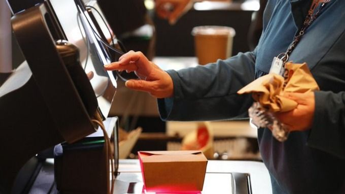 Így lopják meg a tolvajok az önkiszolgáló kasszás boltokat