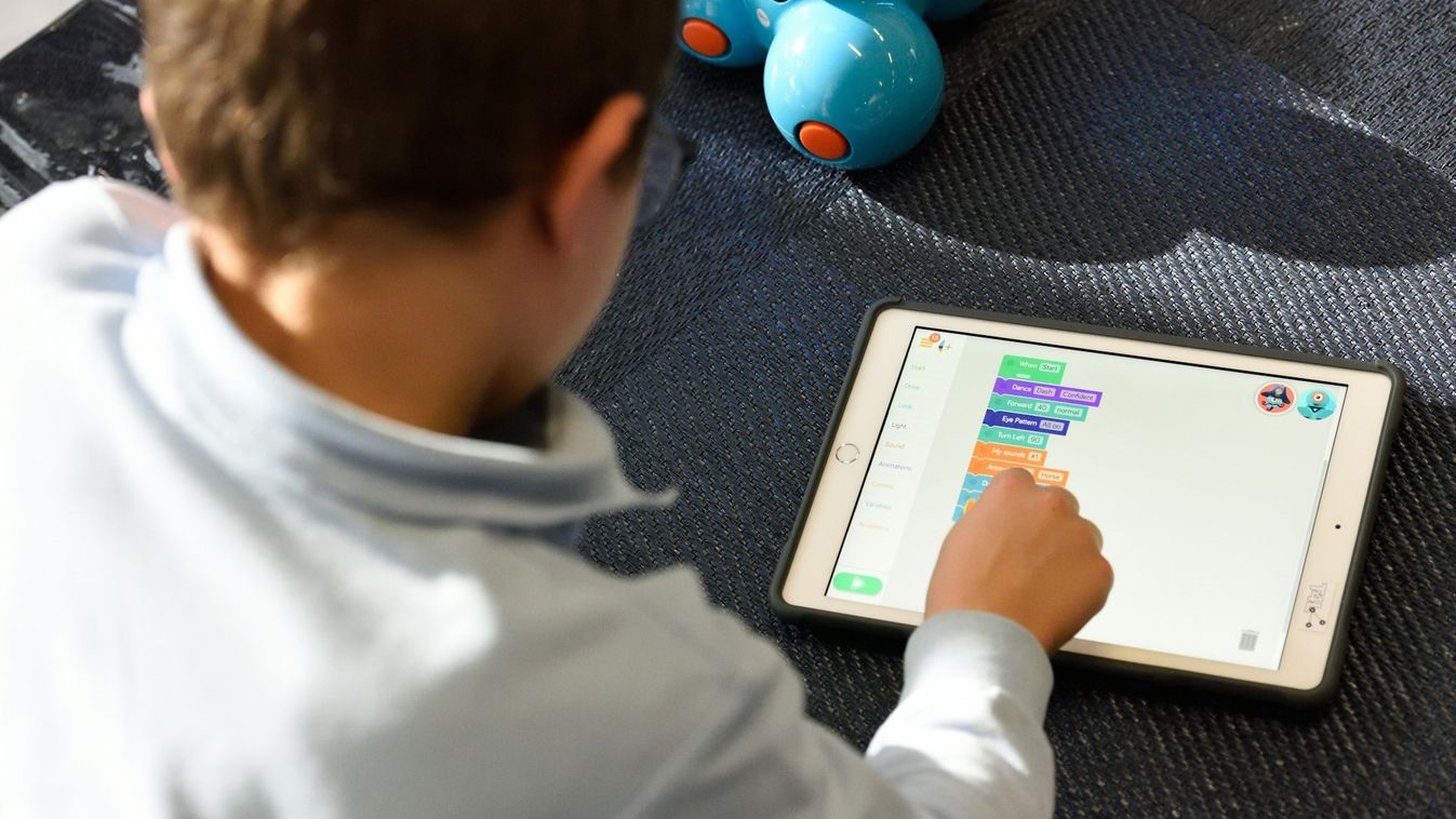 tanuló diák gyerek gyermek tablet táblagép oktatás tanulás