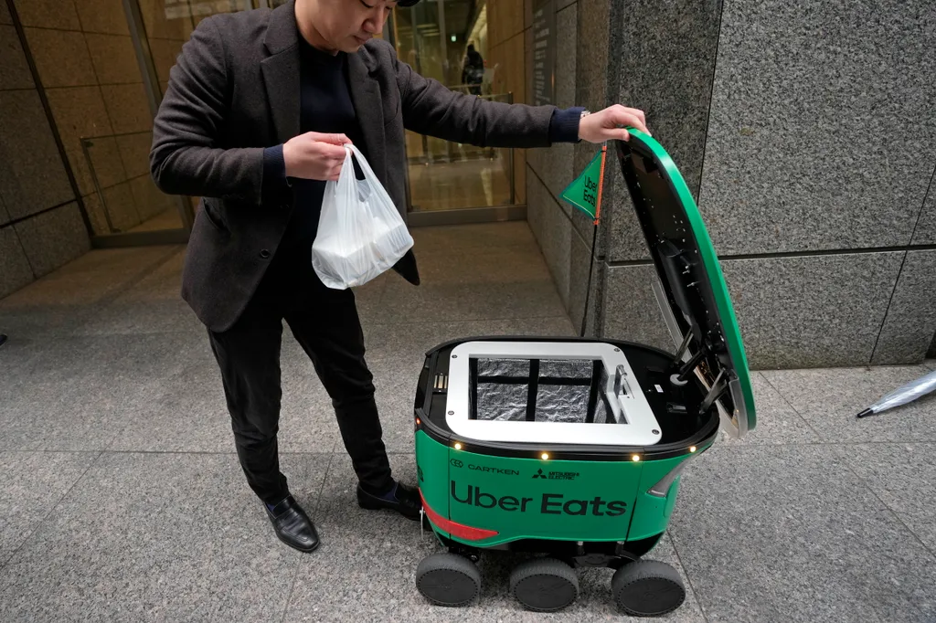 Uber, Eats, ételszállító, robot, Tokió, Japán, 2024.03.06., 