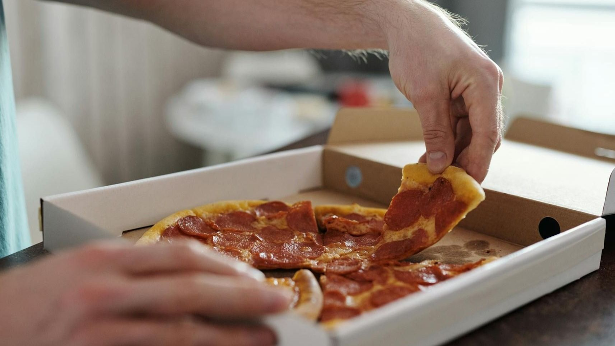 Döbbenetes oka van annak, hogy miért szögletes alakú a pizzás doboz