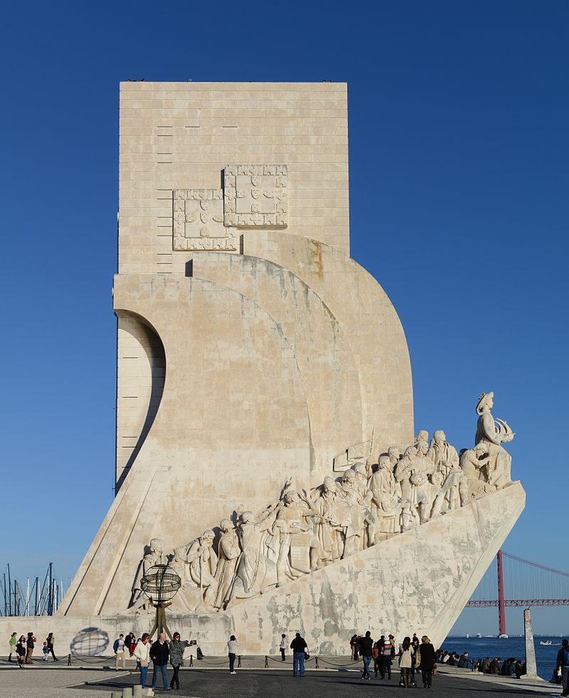 A lisszaboni Felfedezések Emlékműve, jobb szélén Tengerész Henrikkel (Wikipédia / Alvesgaspar / CC BY-SA 4.0)
