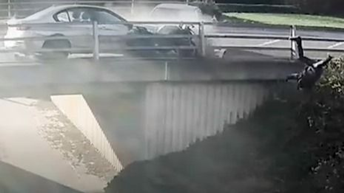 Brutális motoros üldözés Angliában, átszakította a hidat és a mélybe zuhant egy férfi