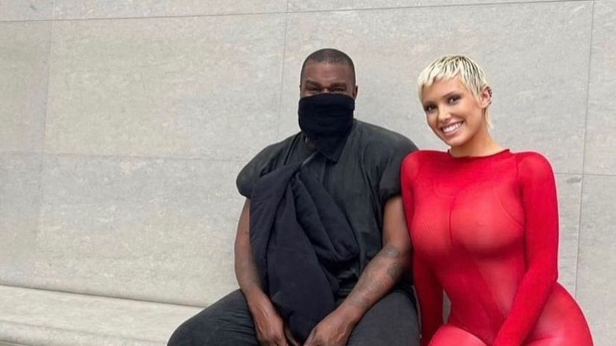 Kanye West felesége átlátszó harisnyában és melltartóban ment ki az utcára - kép