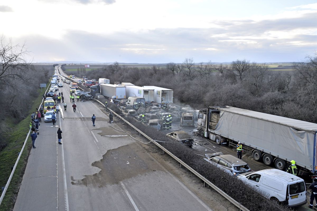 tömegbaleset, m1 autópálya, 2023. 03. 11., baleset, 5 kamion 37 autó, ütközés, 2024. 03. 12.