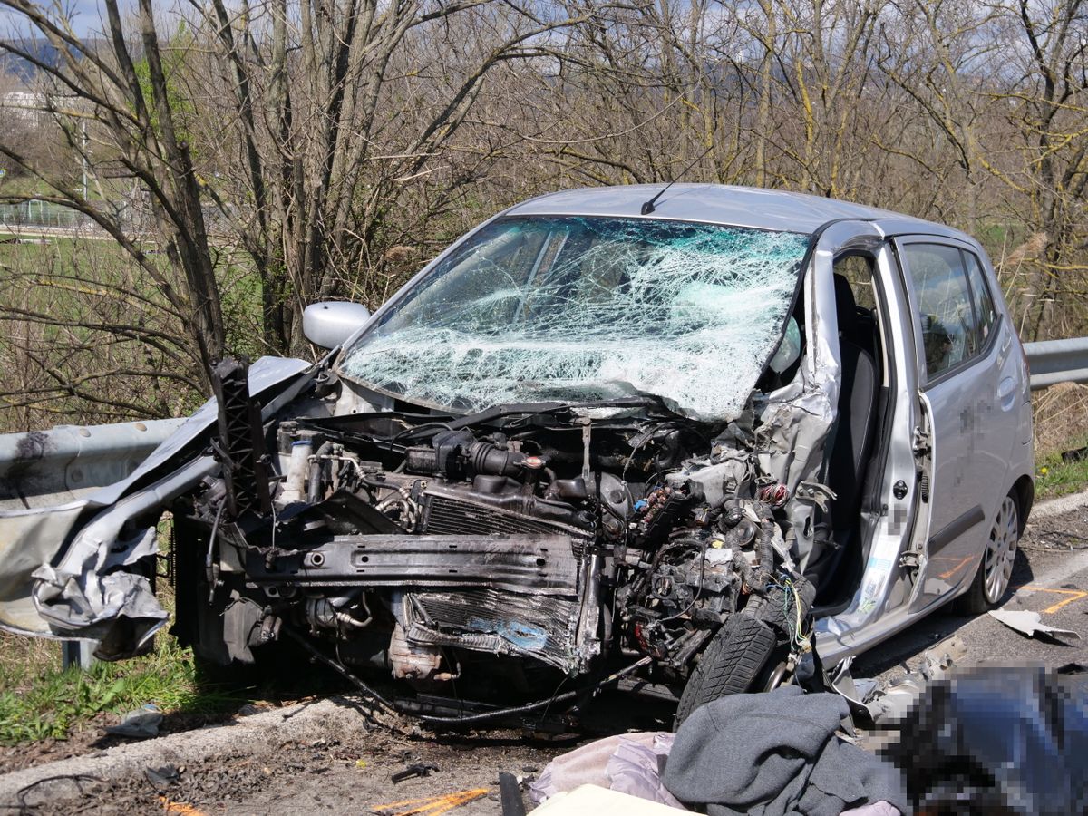 Összeroncsolódott személyautó Budapest XI. kerületében a Balatoni úton, ahol az autó egy autóbusszal ütközött össze 2024. március 25-én. A balesetben egy ember meghalt. 