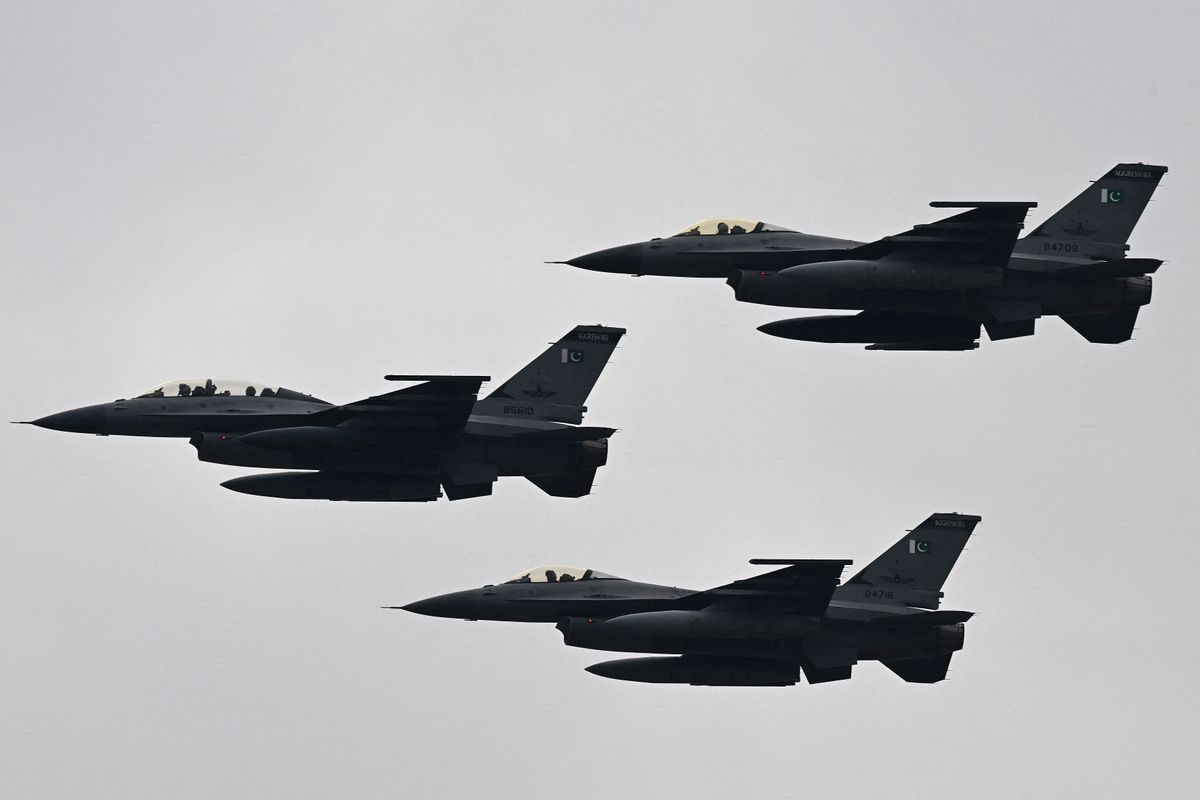 F-16. f16 vadászgép, vadászbombázó, repülő