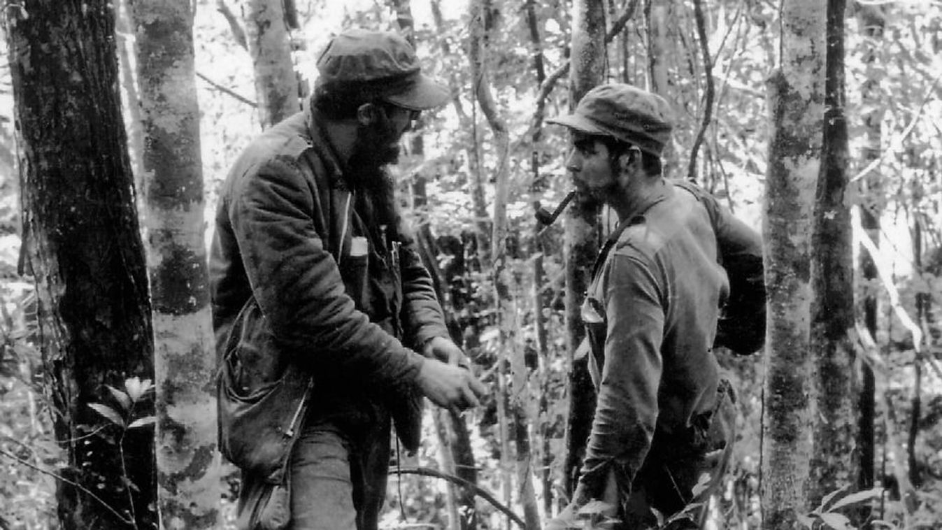 Fidel Castro és Ernesto "Che" Guevara a forradalom alatt a kubai erdőkben