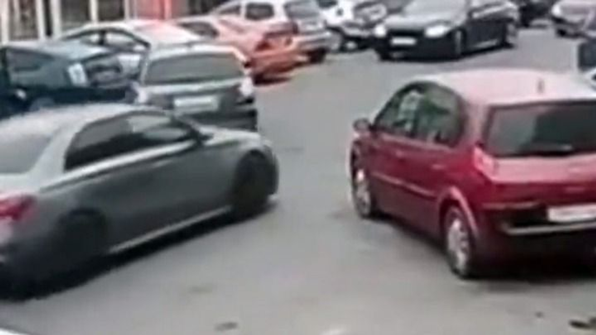 Kifeszítették a vontatókötelet, aztán jött egy vak autós és mindenkit elintézett - videó