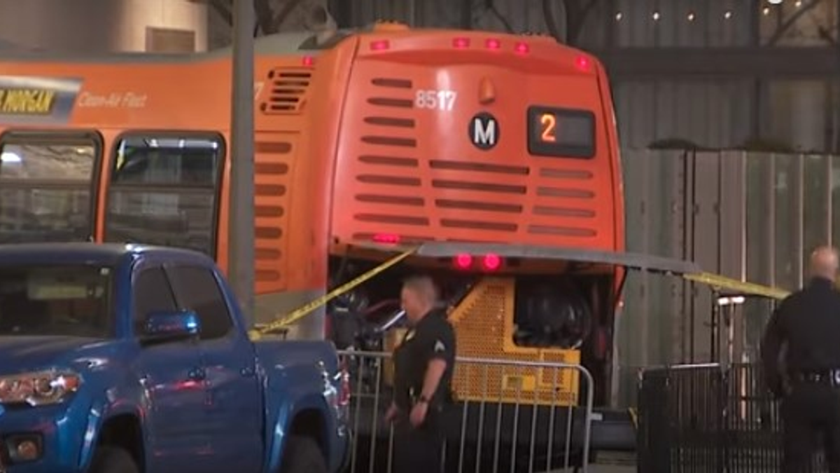 Fegyveres férfi térített el egy buszt Los Angelesben - videók