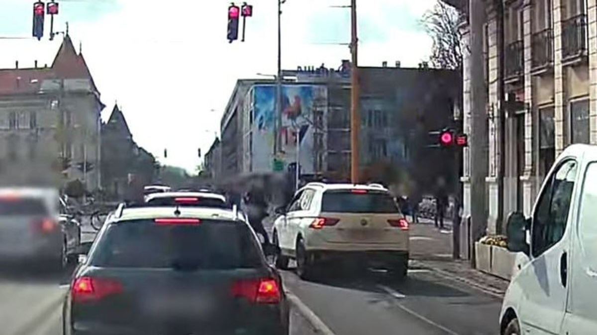 Zebrán átkelő gyalogosok közé hajtott egy Volkswagen Győrben