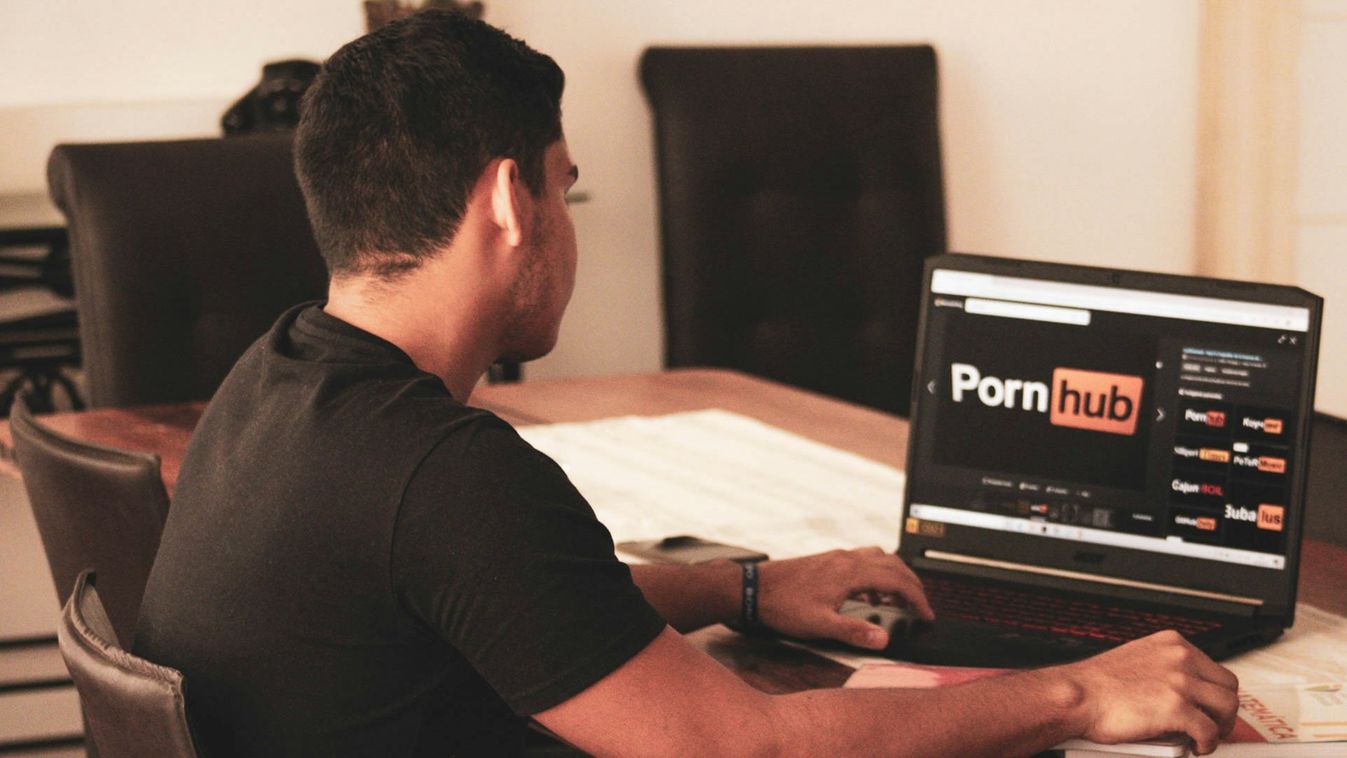 pornhub pornó laptop notebook erotika pornográfia
