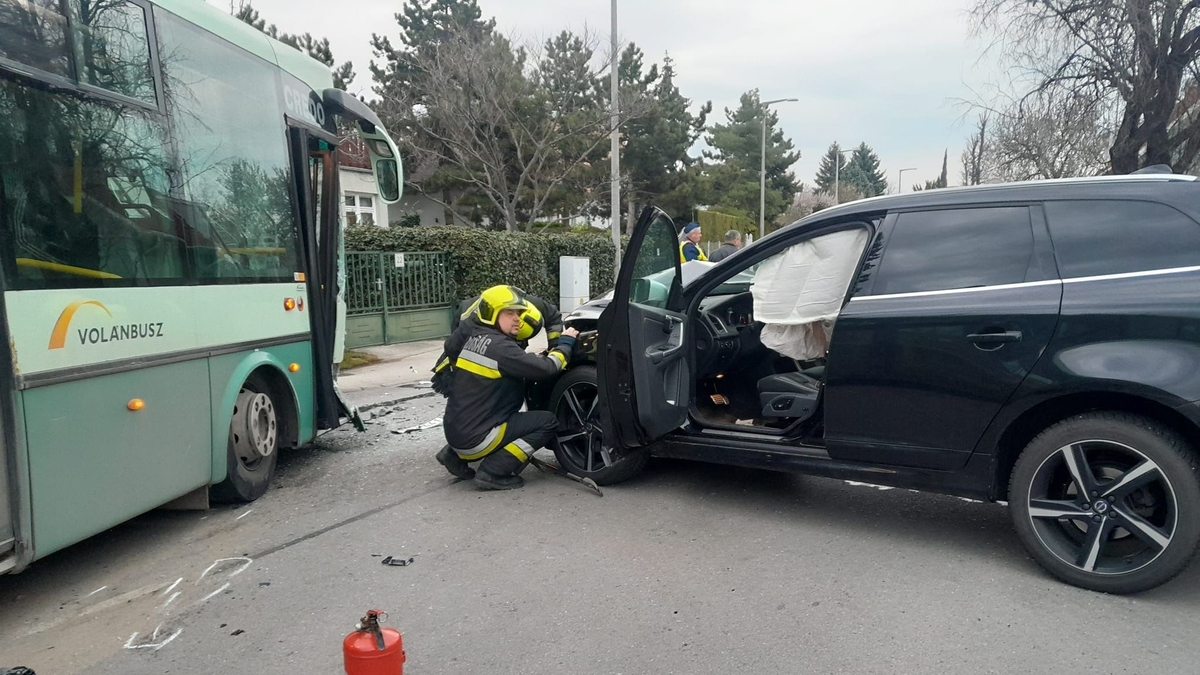 Utasokkal teli busznak csapódott egy autó Balatonfüreden - sokkoló képek