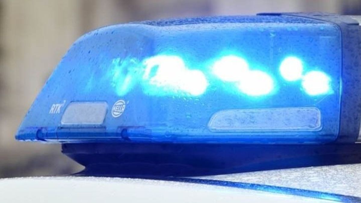 Elmerült egy autó Balatonban, daruval emelték ki a partra