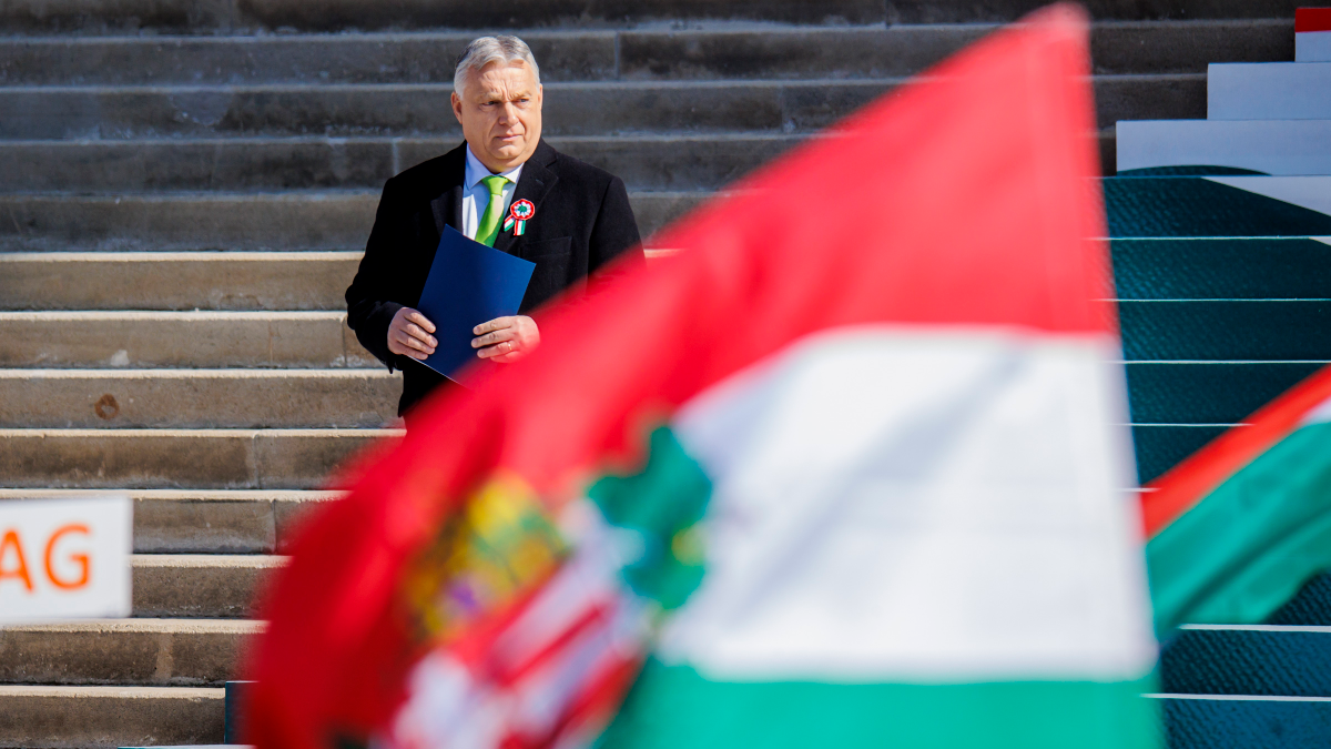Több tízezres tömeg hallgatta a Múzeumkertnél Orbán Viktor ünnepi beszédét
